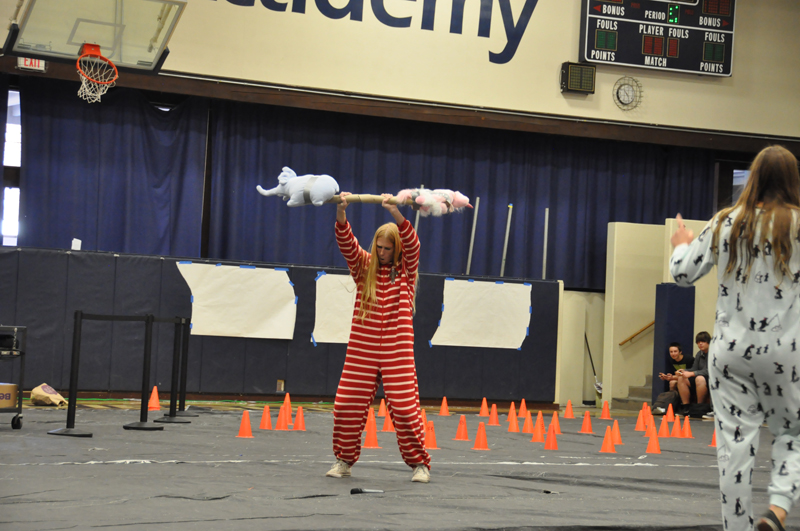 MC Carly Belin pretends to lift weights 8