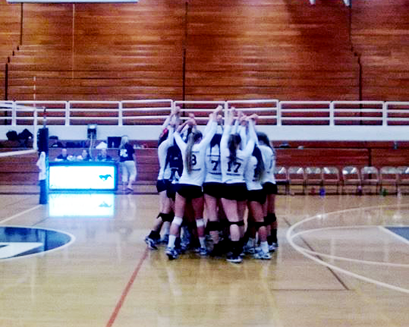 Girls Volleyball Faces Off League Rival