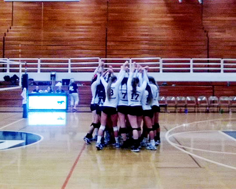 Girls+Volleyball+Faces+Off+League+Rival