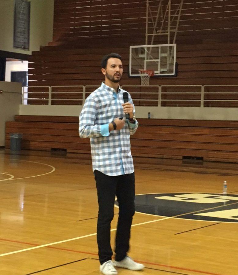 Blind SDA Alumnus Inspires Freshmen and Sophomores