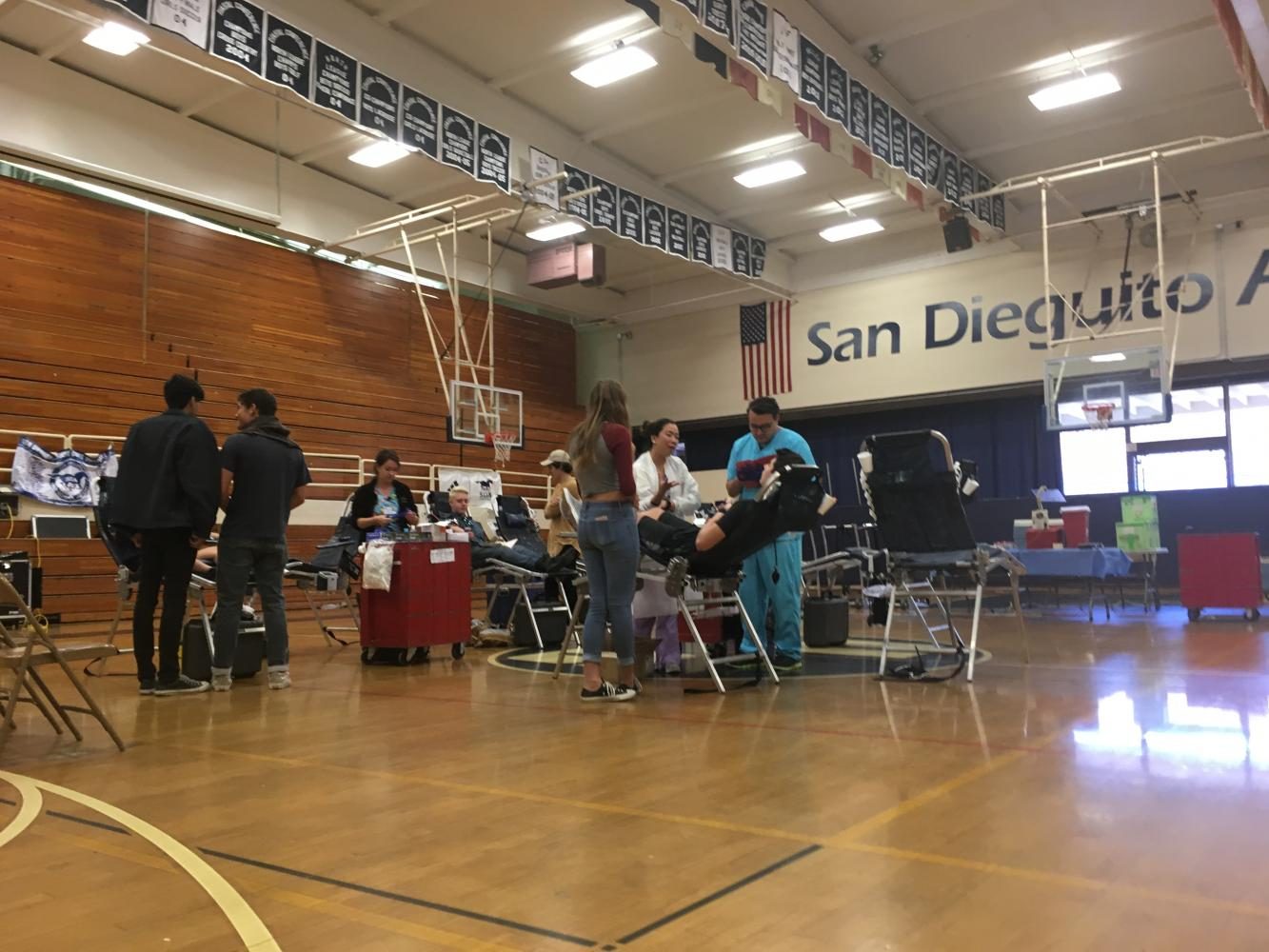 Students+Donate+Blood