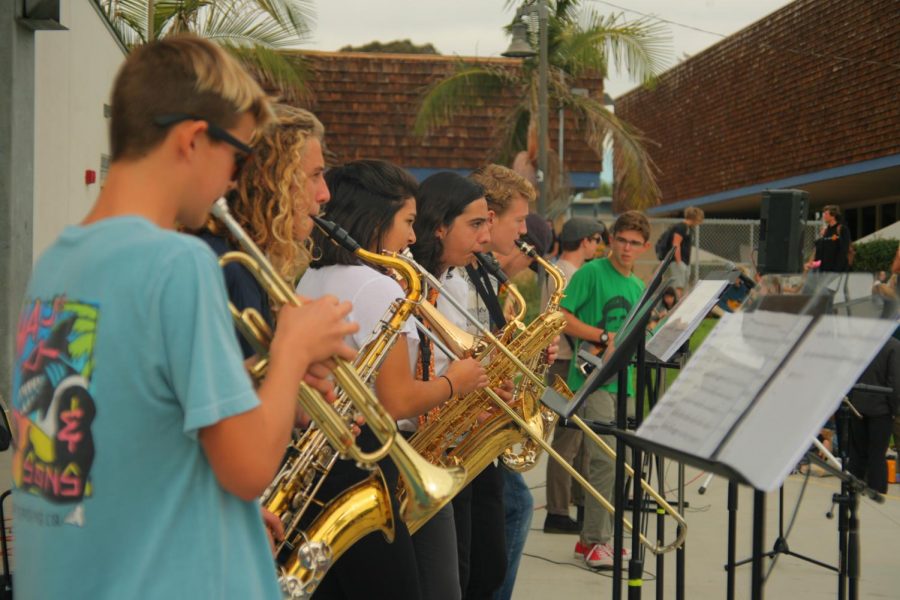 Shawlin Supreme and the Kickback Boys, showing off their impressive group of brass and woodwinds.