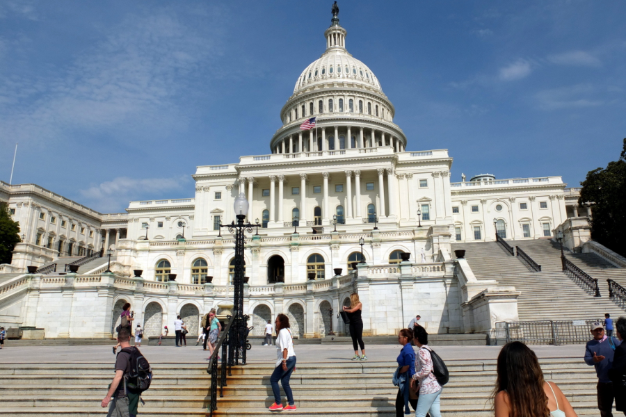 Tourists+at+the+United+States+Capitol%2C+Washington+D.C.%2C+USA