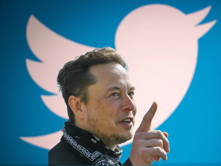 Musk+in+front+of+the+Twitter+logo